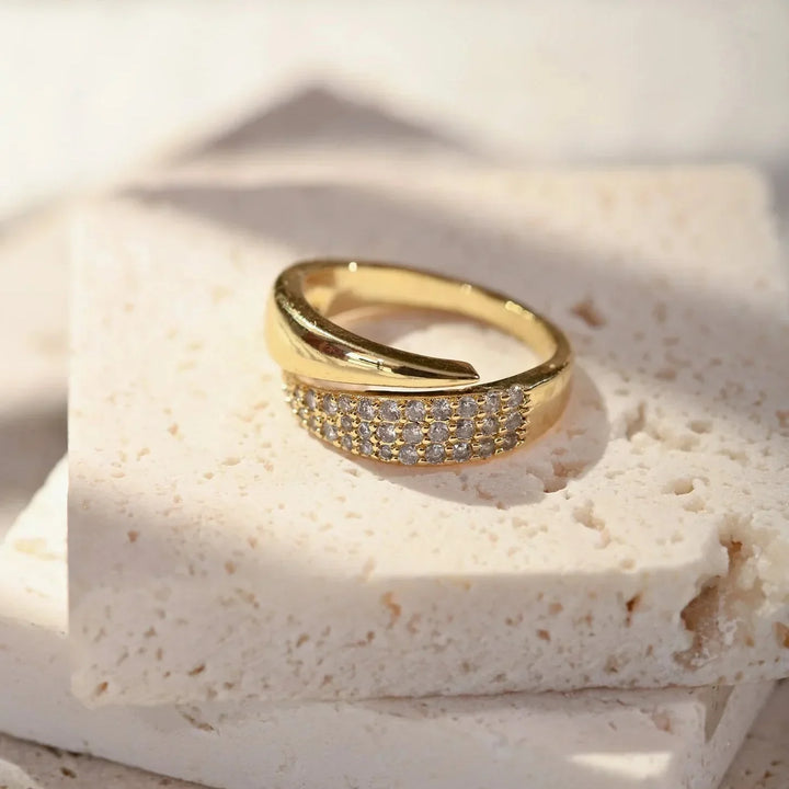 Eloise – A ring of timeless brilliance